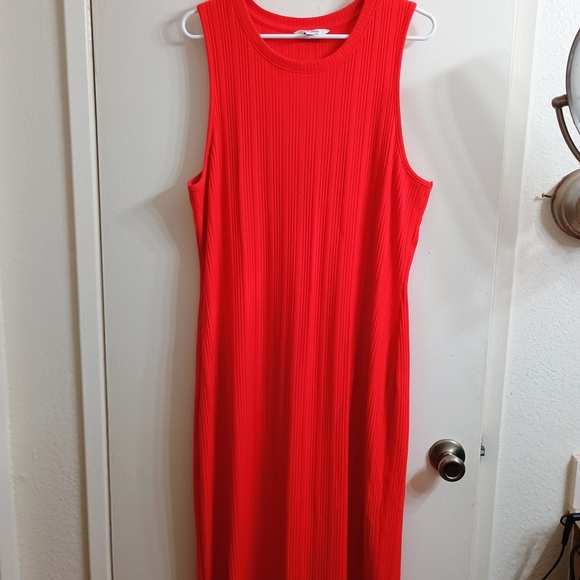 Elegant Red Sleeveless Dress - Picture 1 of 4